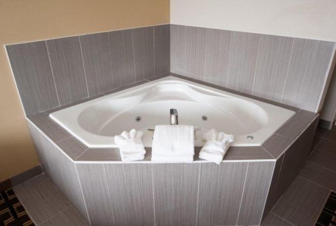 Western Star Inn And Suites Carlyle Bagian luar foto