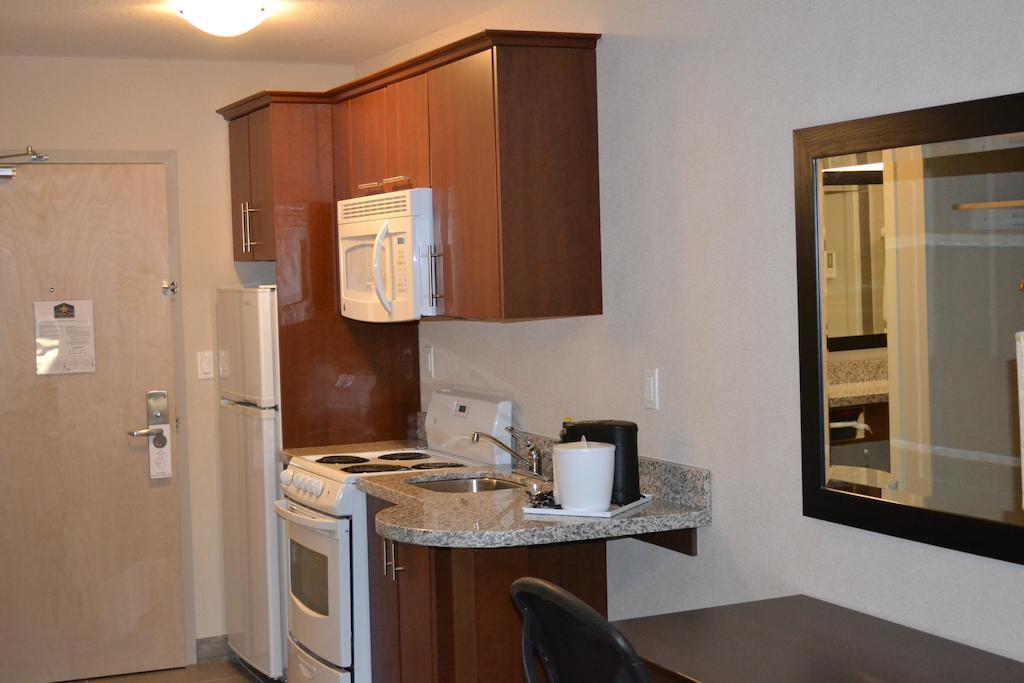 Western Star Inn And Suites Carlyle Bagian luar foto